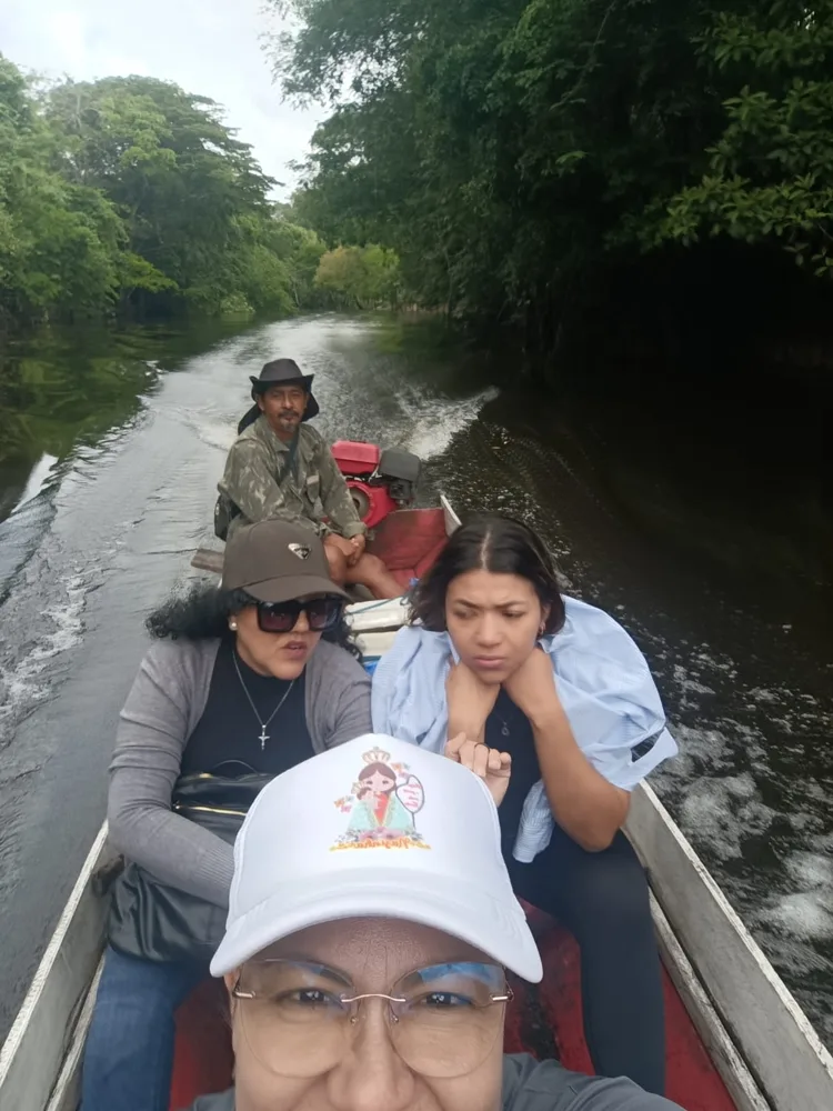 Voluntárias da Força-Tarefa Cidadã em um barco, a caminho de uma escola abandonada em Santana (AP)